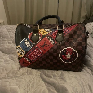 Lv väska äkta - Hej! Säljer lv väska som e äkta men billigt då jag ej har kvitto osv på den men skulle kunna mötas på en plats där man kan kolla upp den om så önskas!  