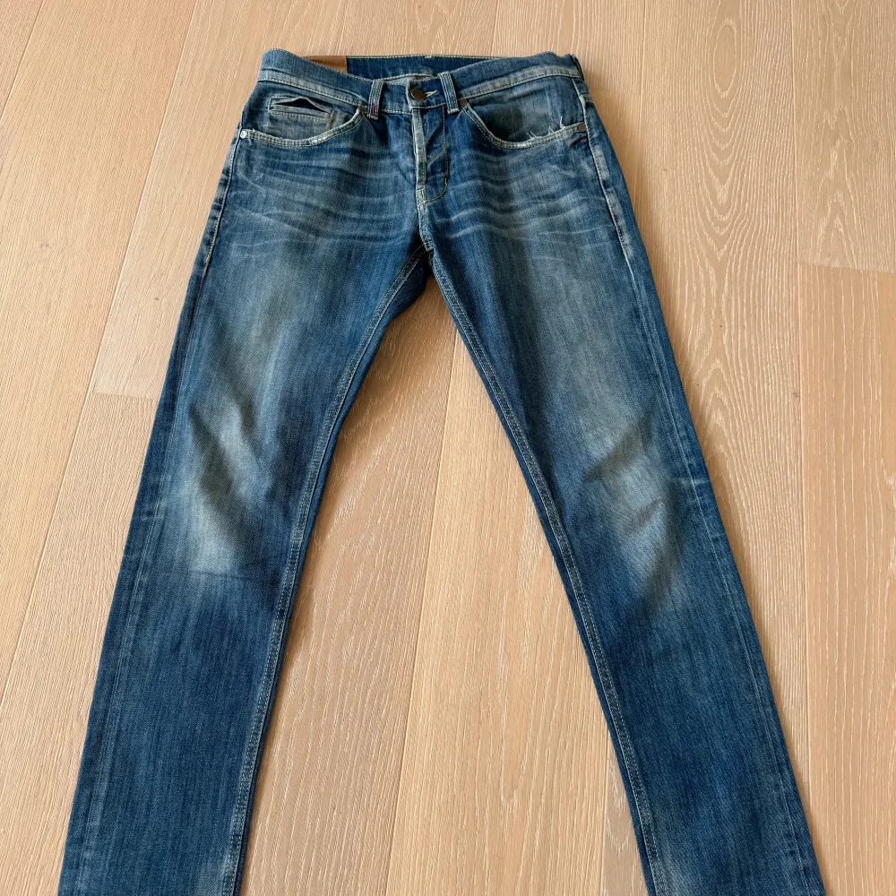 Riktigt snygga och populära dondup jeans i modellen George storlek 33 hör av er för frågor eller funderingar. Jeans & Byxor.
