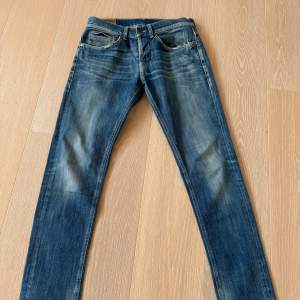 Riktigt snygga och populära dondup jeans i modellen George storlek 33 hör av er för frågor eller funderingar