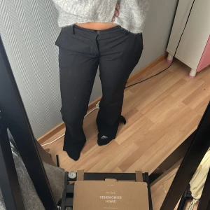 Lågmidjade kostymbyxor  - Säljer dessa super snygga kostymbyxor från Bikbok som är i superbra skick, nypriset är 499! Dom är i den vanliga längden och har slits ner till och är i storlek 36, bara att skriva om du har frågor eller funderingar(det är min spegel som är smutsig💞)