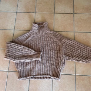 Tröja tjej   - Tröja i perfekt skick, säljs pga rensning av garderob. 