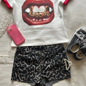 Leopard shorts  - Säljer dessa as coola lowwaist leopard jeans shorts. Perfekta nu till sommaren!!💕 Mått: 19 cm (från skrevet och uppåt)   Midjemått: 36 cm rakt över (mycket stretchiga i materialet). 💕