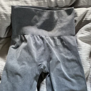 Tränings byxor  - Super bra skick på dessa tränings byxor då de bara är använda 1-2 gånger som max! Passar xs-m, då de är bra mycket stretch i dom. 