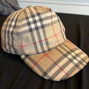 Burburry Keps - Storlek M Bra kick förutom att den är lite sliten längre fram