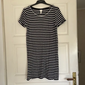Klänning - Klänning från H&M i använt skick. Har ett litet hål över bysten (1mm) Storlek xs. Skickar mer bilder om de efterfrågas. Fraktkostnad tillkommer 💕