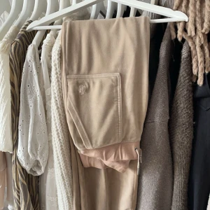 Juciy byxor - Säljer mina juciy mjukisbyxor i den beigea färgen. Storlek xs men passar mig som brukar ha 36/38 i byxor😊