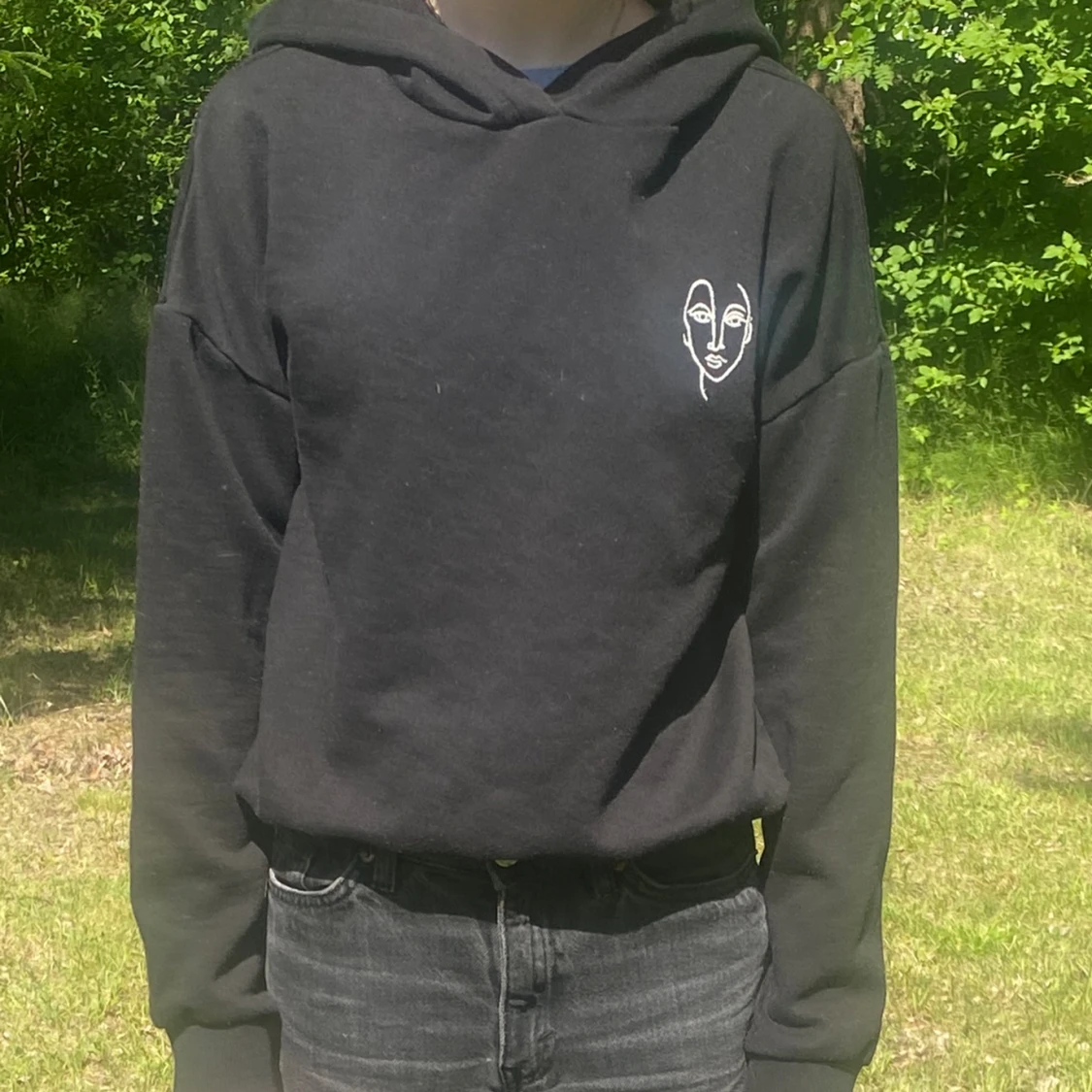 Svart hoodie med detalj - 90