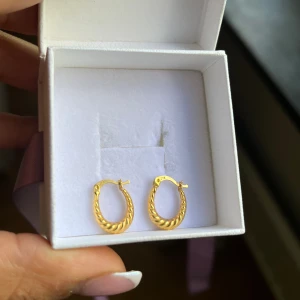 Guld örhängen 21k - Guld örhängen 21k 1.0g Helt nya aldrig använda