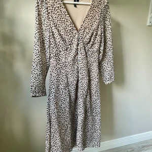 Vero Moda klänning - Klänning ”vmLoula” från Vero Moda i Adoore-liknande modell. Knappar i mitten. Sitter tajt i midjan. Storlek XS men passar även S. Mycket fint skick, använd endast vid två tillfällen. Perfekt till midsommar 🌸🩷