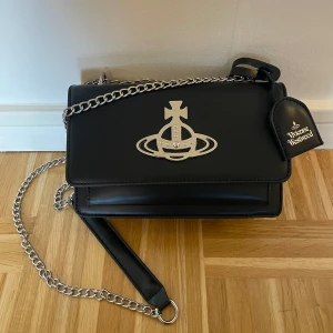 Vivienne Westwood väska - Använd en gång  Fått i present så vet inte ursprung  Storlek ca 14X22 Auktion under 3 dagar Startbud 300