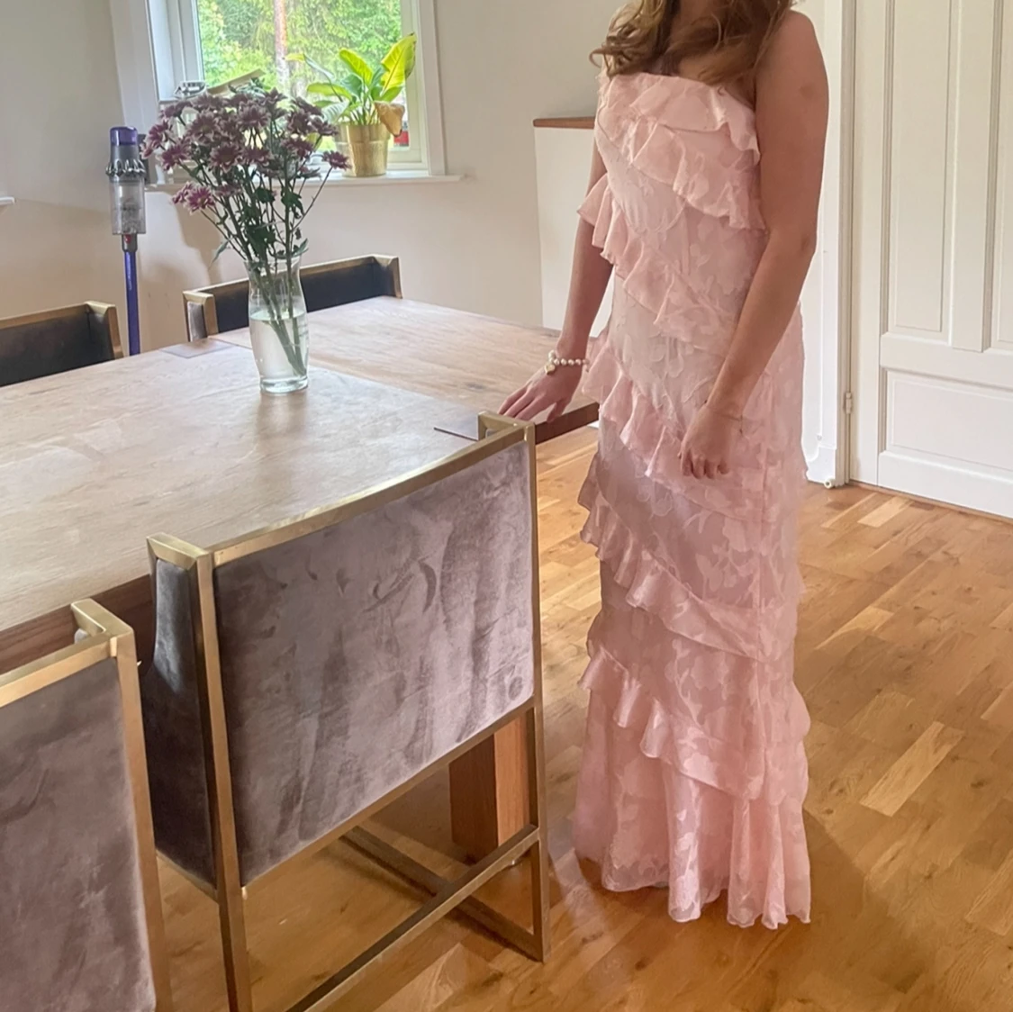Ljusrosa volangklänning