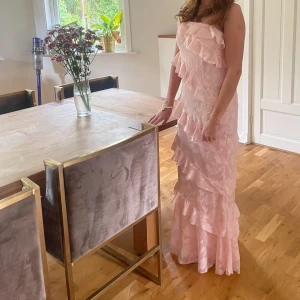 Ljusrosa volangklänning - Jättefin ljusrosa volangklänning Jätte fin och använd 1 gång Säljer då den är väldigt tajt vid brösten på mig Kan användas både som balklänning eller bara en fin sommarklänning 