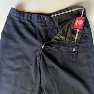  Fina Marinblå chinos  -  Säljer de de är för stora. 