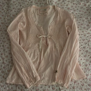 Ljusrosa blus💓 - En jättesöt ljusrosa blus från Odd Molly❣️Står ingen storlek men passar som en XS! Säljer för 159kr inkl frakt💓
