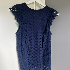 Blå blus från only  - Super fin mörk blå topp/blus från only. Nästan helt oanvänd och i nyskick. 