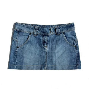 JEANSKJOL - Fantastisk jeanskjol med snyggt spänne bak ❤️‍🔥 Storlek S, uppdaterar med mått Fint skick!  Fler bilder kan skickas