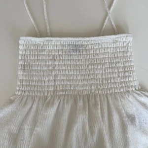 Söt topp från Gina tricot - En jätte söt topp från Gina tricot. Jag har bara använt toppen en eller två gånger. Toppen är dessutom helt oskadad och är i bra skick💕