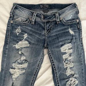 Lågmidjade jeanse  - Lågmidjade jeans, utsvängda. Stretchigt material så sköna att ha på sig. Storlek xs / s. Använda 1 gång sedan jag köpte dem. Köparen står för frakt.