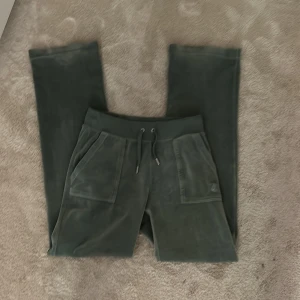 Juicy byxor - Säljer mina juicy byxor. Har andvänt dom men byxorna är fortfarande i mycket bra skick. Kan också tänka mig lägga priset 900kr för hela sättet . Säljer byxorna för 600kr då de kostar nya 1100kr.