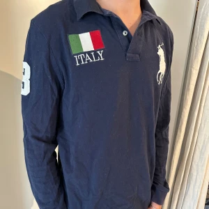 Ralph Lauren Piké - Säljer denna sällsynta långärmade piké från Ralph Lauren. Storlek M. Bra skick!  Mitt pris 699!  Hör av dig vid frågor! 