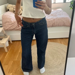 Karve jeans - Säljer dessa superfina jeansen från Karve! Midjemått: 34 cm. Innerbenslängd: 70 cm. 🌷