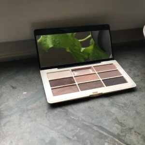 Ögonskugs palett - En ögonskugspalett en färg är dock borta. Men de andra är oanvända. I bra skick och fin!