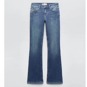 Jeans zara - Säljer dessa jeansen för att de är för små. De är i bra skick och är använda ett få tal gånger.  Är i stl 38. Skriv vid frågor💕 (Lånad bild)