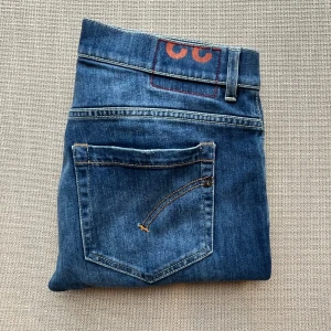 Dondup George Jeans  - Tja ! Säljer nu dessa sjukt snygga dondup jeans som är perfekta till våren och sommaren | Trendigaste färgen till sommaren! | Storlek 32 | Skick: 9/10 | Ny pris: 3600 kr, Säljs för 799kr