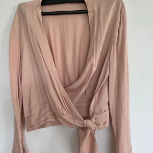 Blus other stories  - Ljusrosa blus från & other stories som enbart är använd ett fåtal gånger. Storlek 32 men passar säkert 34 också. 
