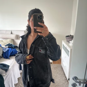 Jeans jacka  - Jätte snygg oversized jeans jacka nu till sommaren💗 coolt tryck i ryggen som skriver ”wild rider” & limited edition!