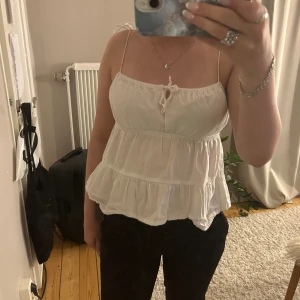 Blus från hm - Vit blus från hm, knappt använd.