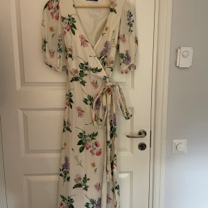 Blommig klänning  - Jättefin klänning från Gina tricot. Bara använd en gång förra midsommar.