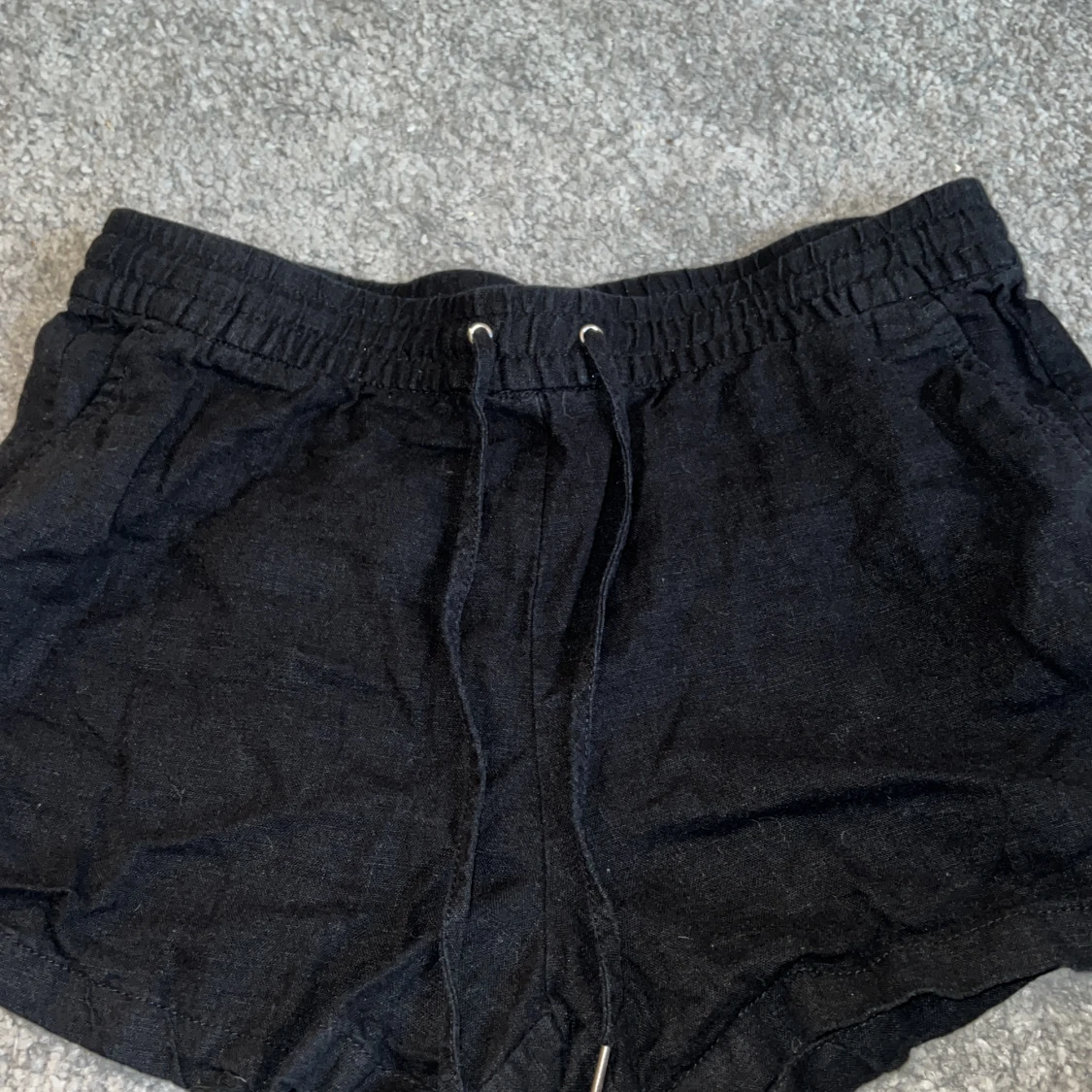 Svarta linneshorts