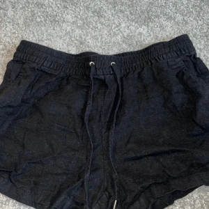 Svarta linneshorts - Svarta linneshorts i storlek 36