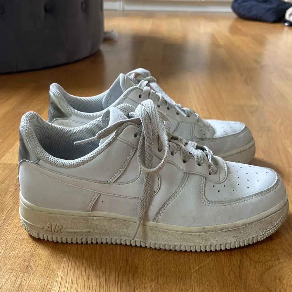 Nike airforces i bra skick! Dom är lite slitna på insidan vid hälen, syns lite på första bilden men kan även skicka fler bilder!💕. Skor.