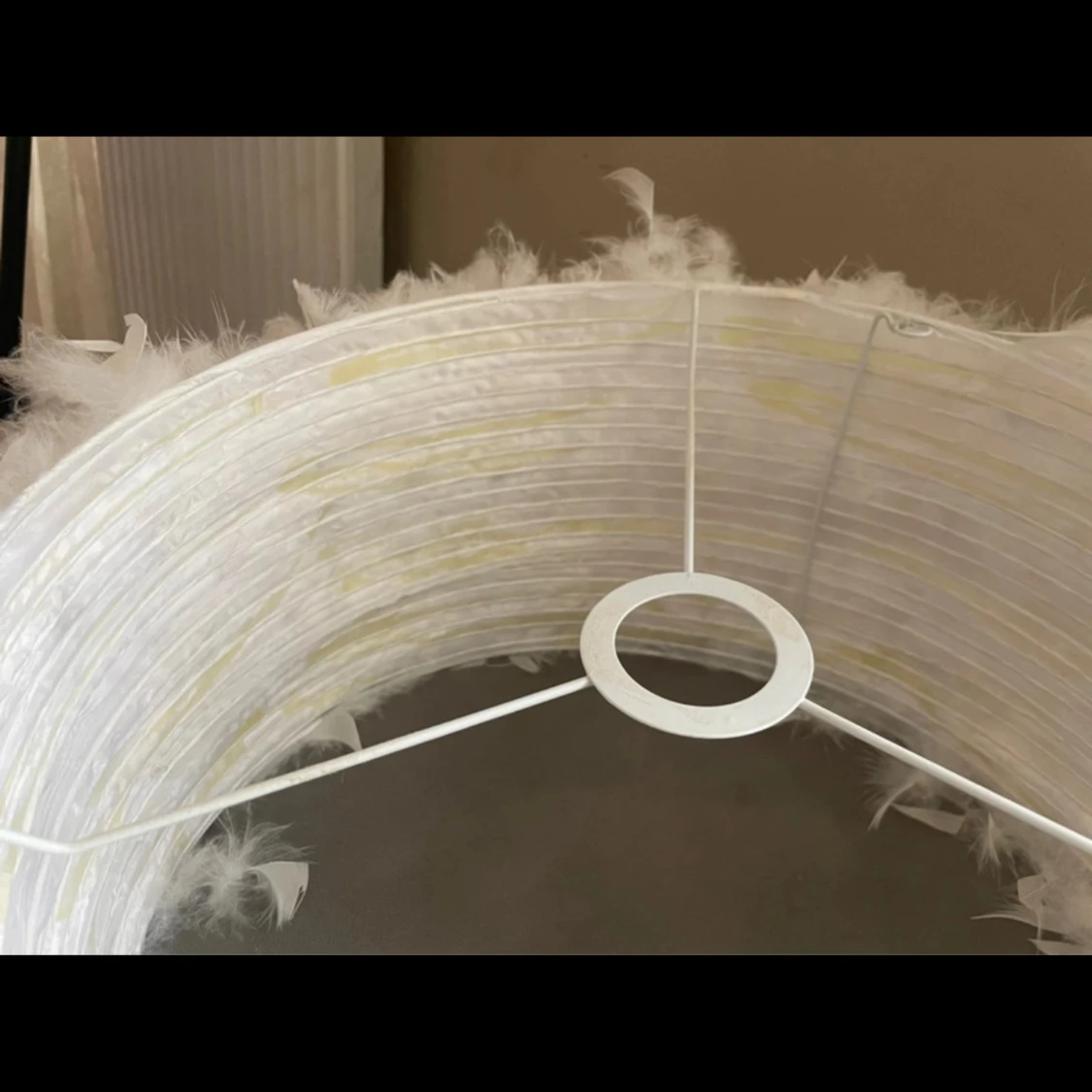 Vit lampskärm med fjädrar 35 cm i diameter - 91