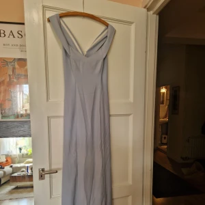 Brudtärne/bröllopsklänning ✨️ - Köpt för ca 2500, säljer för 290.  Dessy Collection av Vivianne Diamond. Bra kvalité och skräddarsydd men skulle säga att de mostvarar en M. Använd utomhus som se de om man kollar nära på botten i kanterna. Använd som brudtärneklänning på bröllop! ✨️