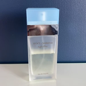 Dolce & Gabbana parfym light blue - Parfym som har används, ungefär 65% kvar i behållaren. Den säljs då den inte kommer till användning längre. Nypris är 1000kr men säljer för 450kr