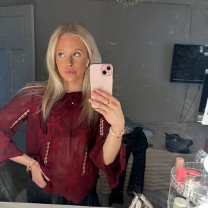 By Malina nlus - Blus ifrån By Malina. Jättefin och bekväm men kommer sällan till användning. Fint skick.