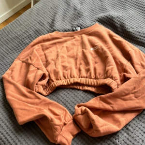 tjock tröja - Bara använd få gånger, cropad tjock tröja, brun 