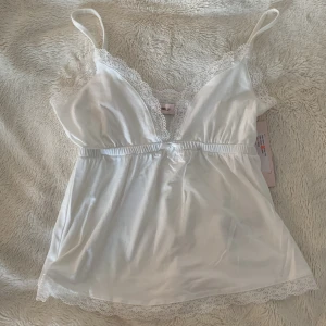 Topp - Jätte fin spets topp från Nelly, helt ny köpt säljer pågrund av passar inte❤️ säljer för 100kr, kontakta om du vill köpa tryck inte på köp ej direkt , storlek xxs 