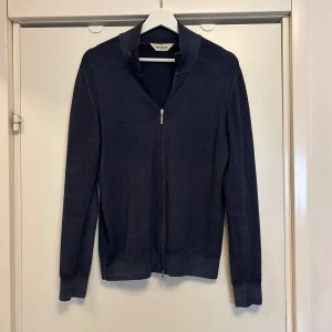 Gran Sasso Zip - Riktigt skön Gran Sasso Zip i storlek 48 vilket motsvarar S. Nypris: 2500kr. Skick: Sparsamt använd - 9/10, Inga defekter.