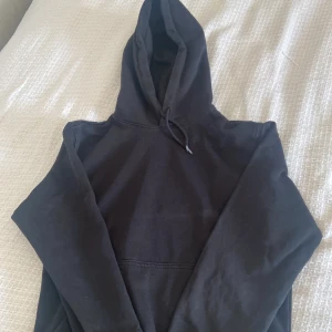Svart hoodie från weekday - Svart hoodie ifrån weekday i storlek s Perfekt skick och knappt använd 