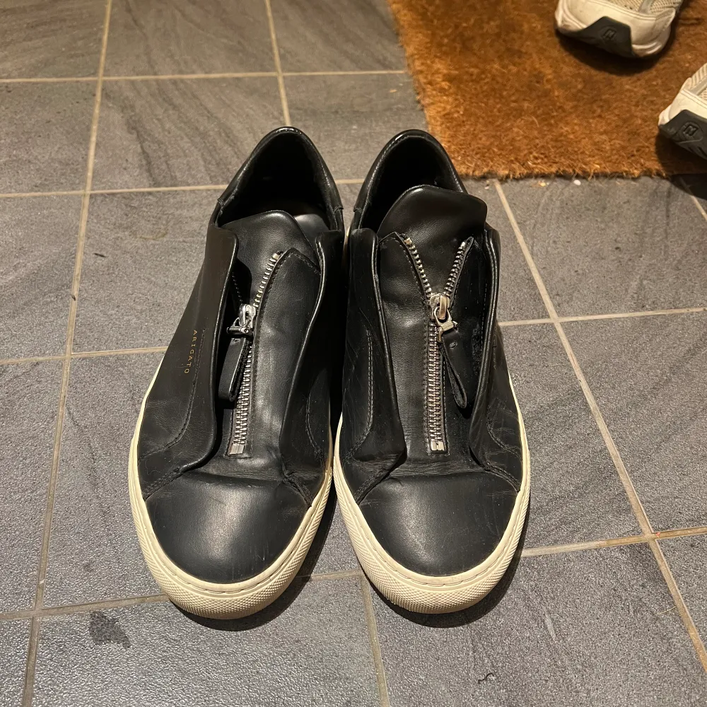 Unisex arigato skor i storlek 39 (men skulle nog säga att de passar även de som har 39,5 i storlek). I använt skick men relativt fräscha o fina då jag inte har använt de så frekvent. Säljer de pga för många skor därav priset annars super snygga. . Skor.