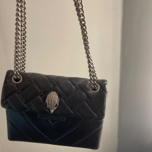 Kurt geiger väska - Säljer min fina Kurt geiger väska då jag inte har någon större användning för den. Ser helt ny ut då den ej använda så många gånger. Nypris 2500kr, säljer för 1300, totebag tillkommer. Pris kan diskuteras 