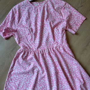 Sommarklänning - En fin rosa och vit sommarklänning i leopard mönster. Aldrig använts så är i nyskick fast utan prislapp.🤍💞