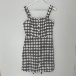 Rutig klänning - Använd fåtal gånger, som ny💕