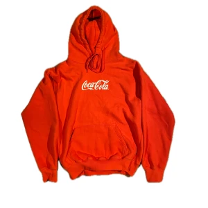 Coca Cola Hoodie - Exklusiv officiell Coca Cola merch. Storlek XL, passar perfekt oversize på en S eller M. Mycket fint skick, inga brister