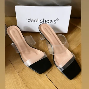 Nya klackskor genomskinliga  - Såå snygga klackskor med genomskinliga remar och klack🤍 Testade inomhus men inte använda. Lite ”dammiga” på plasten från att ha stått i garderoben