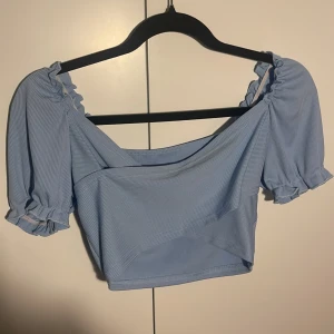 Sommartopp - Fin blå sommartopp. ”Överlappning” där framme, täcker brösten. Aldrig använd. Märke shein